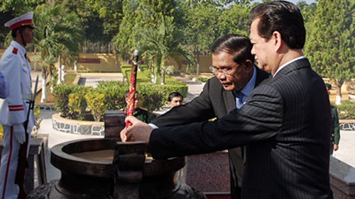 Thủ tướng Nguyễn Tấn Dũng và Thủ tướng Campuchia Hun Sen dâng hương tưởng niệm các liệt sĩ Campuchia đã hy sinh tại Khu di tích. Ảnh: Chinhphu.vn